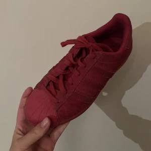 Adidas skor!  - Dessa snygga skor är tyvärr förstora för mig… knappt använda. 
