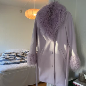 Faux fur kappa  - Så snygg kappa i saks potts modell säljer pga måste rensa ut men älskar denna! 