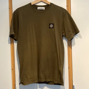 Stone island T-shirt - Grön stone island tshirt Storlek S Fint skick förutom ett litet hål  Äkta.  Nypris 800