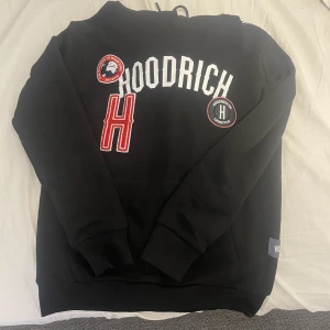 Helt Ny HOODRICH hoodie S - Aldrig använd Hoodrich Hoodie. Tagsen finns kvar i tröjan 🏷️ Storlek Small. nypris: 800kr. här: 400kr 