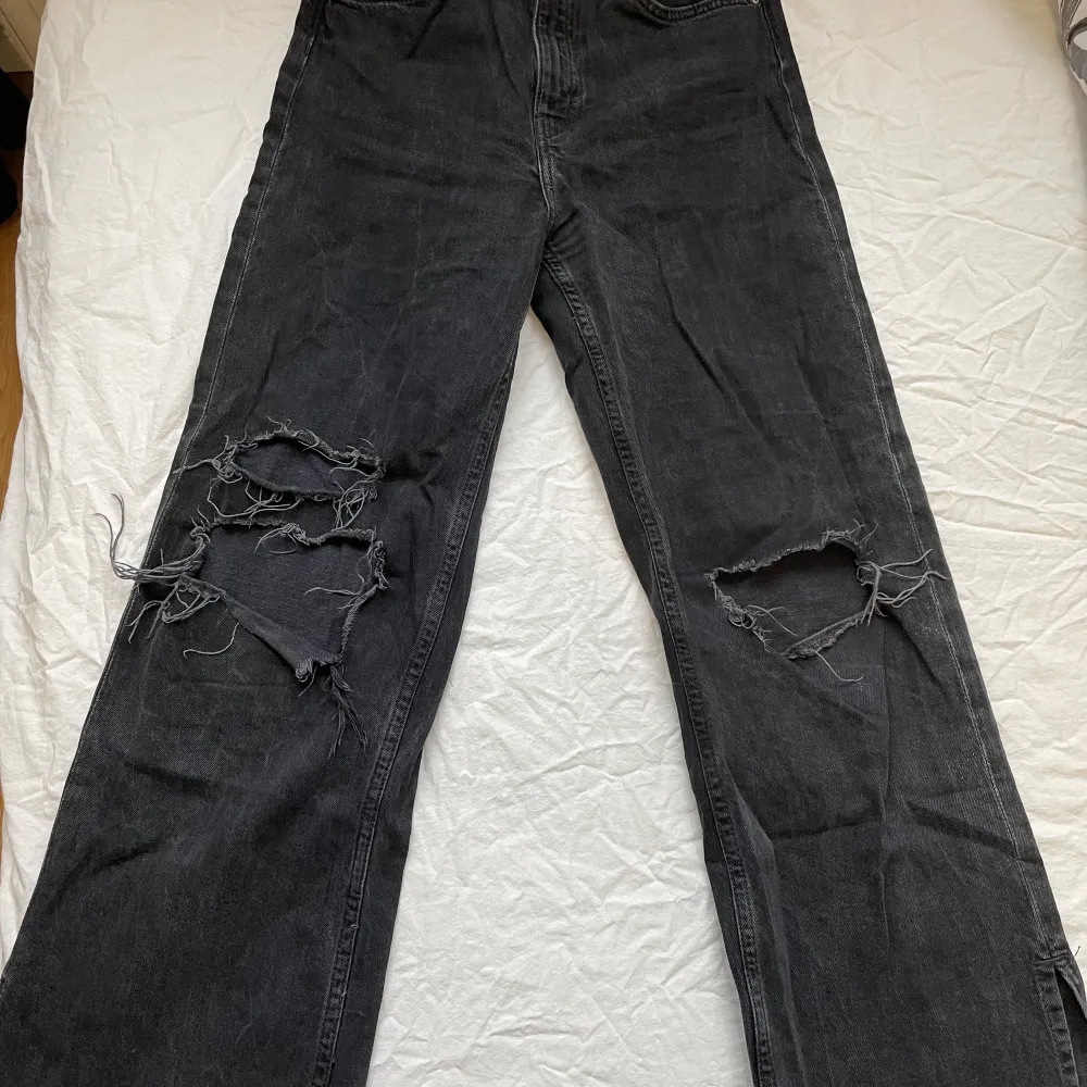 Ett par snygga svarta jeans! Storleken är tyvärr bortklippt så vet ej storlek men dem sitter ganska bra på mig som är 156 cm💘 40kr+ frakt (kan även mötas❤️). Jeans & Byxor.