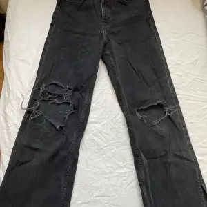 Ett par snygga svarta jeans! Storleken är tyvärr bortklippt så vet ej storlek men dem sitter ganska bra på mig som är 156 cm💘 40kr+ frakt (kan även mötas❤️)