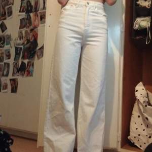 Vita högmidjade jeans storlek 32 passar i längd: 1,60- 1,65 bara testade inte använda köpta för 600