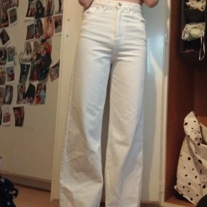 Jeans  - Vita högmidjade jeans storlek 32 passar i längd: 1,60- 1,65 bara testade inte använda köpta för 600