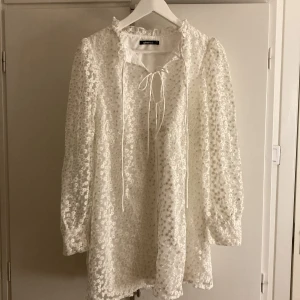 Klänning  - En jättefin sommarklänning som till exempel kan användas till skolavslutning/student💖 Använd en gång och lite insydd, så snarare storlek 38. 