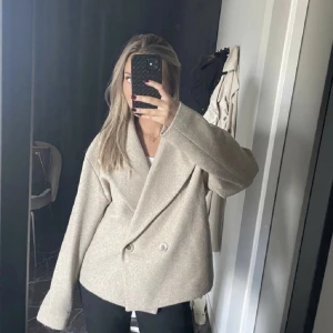 Vila jacka - Lånade bilder! Säljer denna eftertraktade kappa från vila🤍frakten kostar 109! Köp direkt för 700+frakt