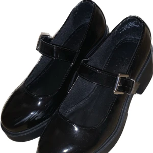 Mary Jane skor - Jätte söta Mary Janes som jag inte hittar användning för. Använt fåtal gånger så dom är i bra skick. Frakt tillkommer.