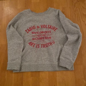 Jättefin Zadig & Voltaire  - Säljer min jätte fina Zadig & Voltaire❤️Säljer pågrund av att den inte kommer till användning längre⭐️ Den har tappat några paljetter men det syns inte så mycket❤️❤️❤️ 