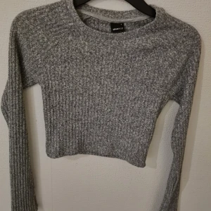 Gina tricot kinsley topp - Jag har använt toppen 2 gånger💕Den är lång i armarna och croppad i modellen. Toppen går inte att få tag i längre för att jag köpte den förra året 💖jag köpte den för 109 kronor