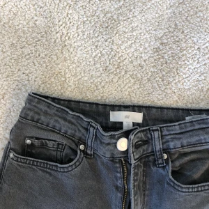 Jeans från h&m  - Ett par gråa jeans från h&m 🤍