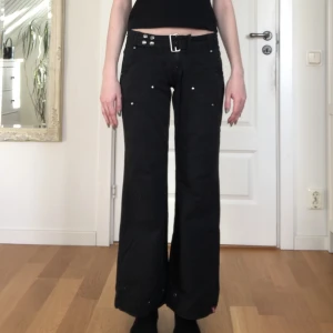 byxor edc - jättefina byxor med massa detaljer från edc by esprit. bra skick men köpta 2nd hand. står strl 32 men tycker de känns mer som 34. skriv för mått. 