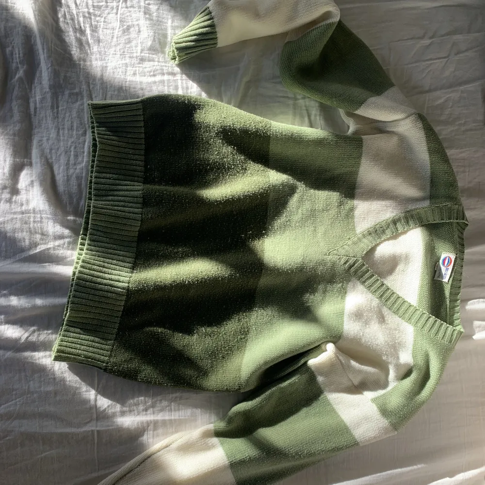 Jättegullig ”randig” grön stickad tröja. Passar allt, ganska tunn och lätt. . Tröjor & Koftor.