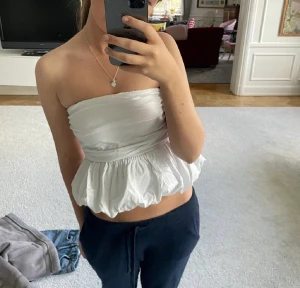 Zara topp  - Så snygg topp från zara, säljer då den inte kommer till användning, använd cirka 2 gånger. Lånad bild! 💕
