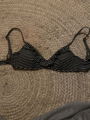Bikini överdel - Säljer min bikini överdel för den kom hem från posten med fel storlek 🥰