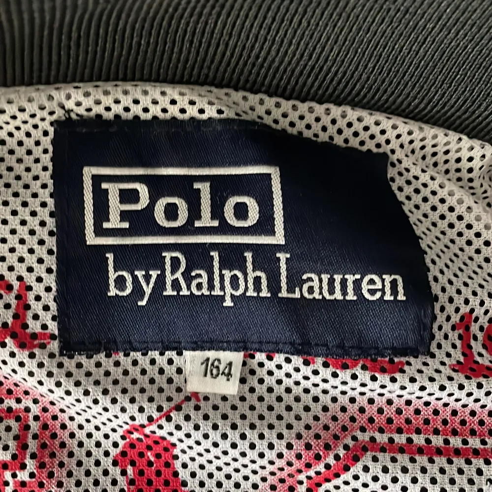 Jag säljer min Ralph Lauren jacka för att den var för liten för mig när jag köpte den. Den är i nyskick jag har bara testat den någon gång. Den är köpt för 1099 för ett tag sen. Köparen står för frakten. . Jackor.