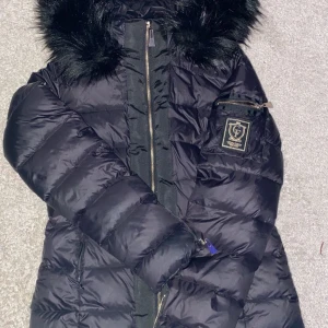 Jacka  - Säljer min chiara forthi jacka. Den är sönder i fickan så säljer den för 300kr+ frakt. Nypris 1600 skriv för mer bilder❤️