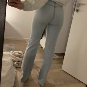 Väldigt sköna jeans, stretch men för små för mig… STRL S Jag är 175 och har vanligtvis M.