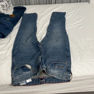 Tommy hilfiger - Tommy hilger jeans skriv dm om ni är intresserade 