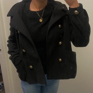 Svart kappa - Jätte fin svart kappa med huva! Använd 2 gånger! Super fin till våren! 