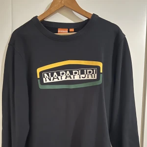 Napapijri crewneck  - Köpt i Spanien, väldigt bra skick på den 9/10! Vid snabb affär kan priset diskuteras!