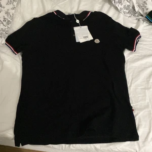 Äkta moncler pique - Äkta moncler pique som ni ser köpte den för 3000 kr oanvänd säljer den för 1650kr