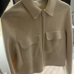 Tröja - Jätte fin overahirt/kofta i off white färg köpt på arket. Tröjan har en liten defekt på armen (bild tre)