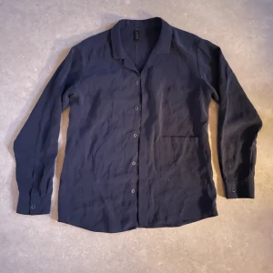 Blå skjorta - Skjorta i skönt tunt material - 86% modal. Sällan använd men aningen skrynklig vid armarna. Köpt på Zara Man. M. Jag är 185cm lång.