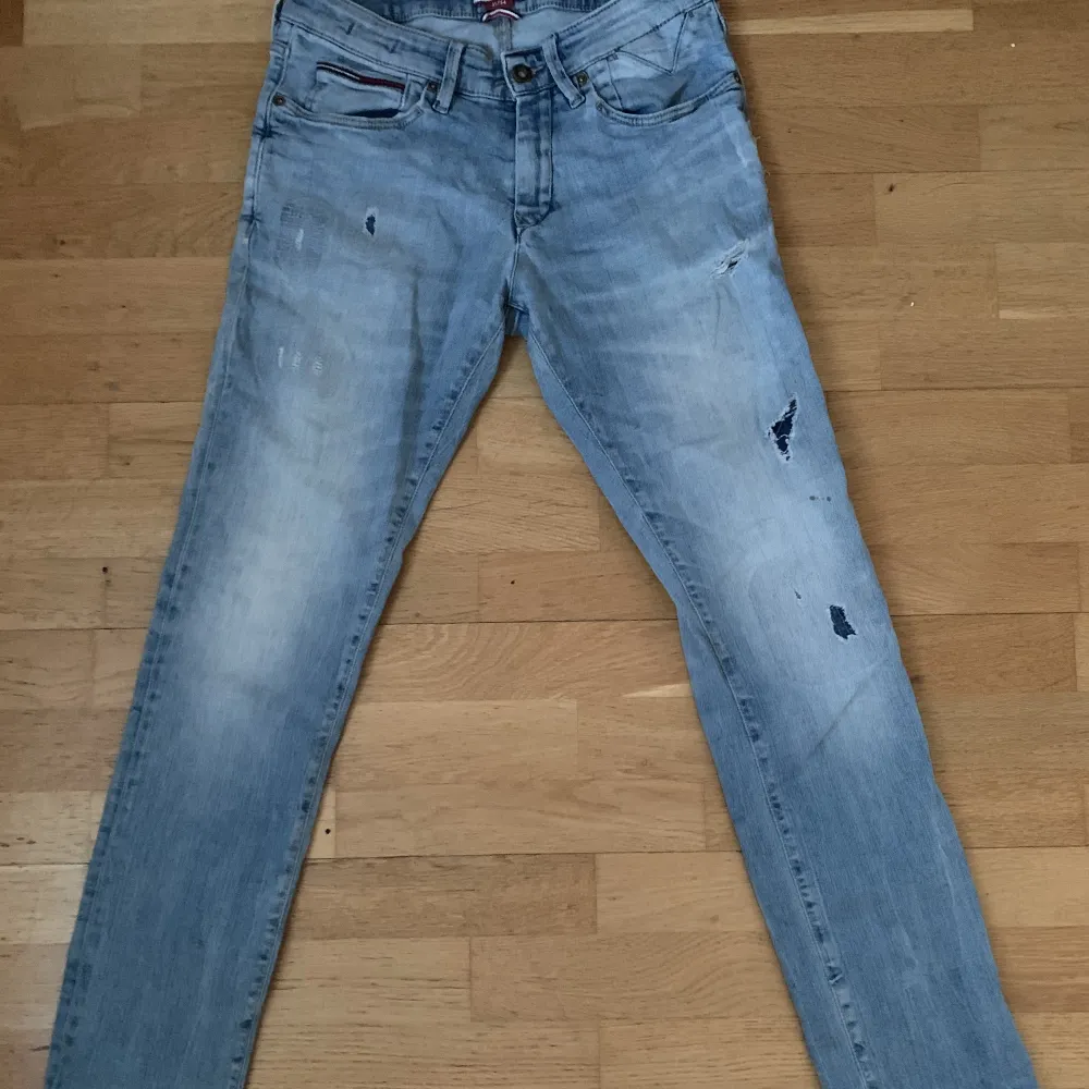 hej säljer mina Tommy hilfiger jeans pga för små på mig inga flaws som nya förutom hålen som jag gjorde själv.. Jeans & Byxor.
