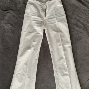 Krämvita byxor - Supersnygga byxor som glittrar i solen ✨✨ Säljer pga att de tyvärr är för tajta för mig :( Skriv privat om ni har fler frågor eller vill se fler bilder 💗💗