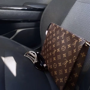Louis Vuitton Toiletry pouch 26 - Säljer min äkta LV som är köpt i Stockholm, i jätte bra skick har inga skador eller så. Kvitto och allt på bilden medföljer. Kan gå ner i pris vid snabb affär. Vill du ha fler bilder så skriv! 