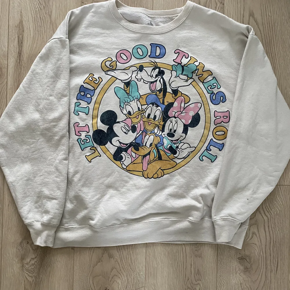 Jättefin Disney tröja retroinsiprerad.   Storlek L.  Fanns att köpa 2021 på Disney store och Disney parkerna runt om i världen. . Tröjor & Koftor.