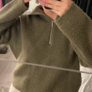 grön stickad tröja  - Suoer snygg grön tröja!  lite noprig därav priset men inget ja har tänkt på när ja har använt den!