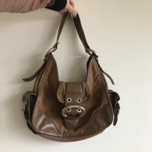 Y2k handväska - Så cool väska med snygga bältesdetaljer💛Väldigt bra skick! Endast frakt ✨Använd gärna köp nu-funktionen! 