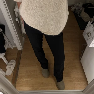 Kostymbyxor nakd  - Säljer ett par jättesnygga raka men smala kostymbyxor från NAKD i storlek 34. Slits nedtill med dragkedja så du kan själv välja hur de ska sitta!✨ 