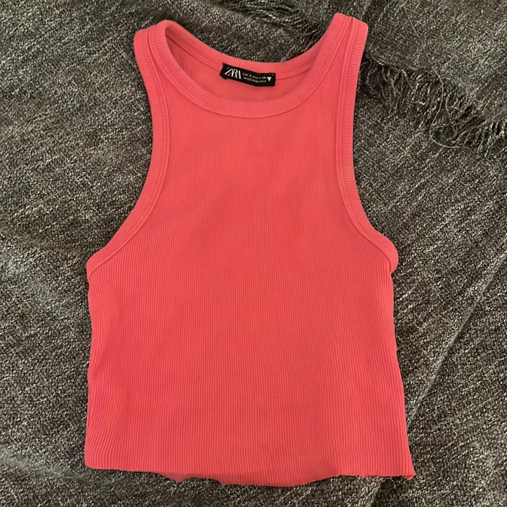 Två linnen från Zara passar perfekt till sommaren och jag säljer dom för att jag använder dom inte längre.en beige och en rosa skriv om ni bara vill ha en❤️. T-shirts.