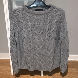 Stickad tröja - Grå stickad tröja i storlek S.  120kr+frakt