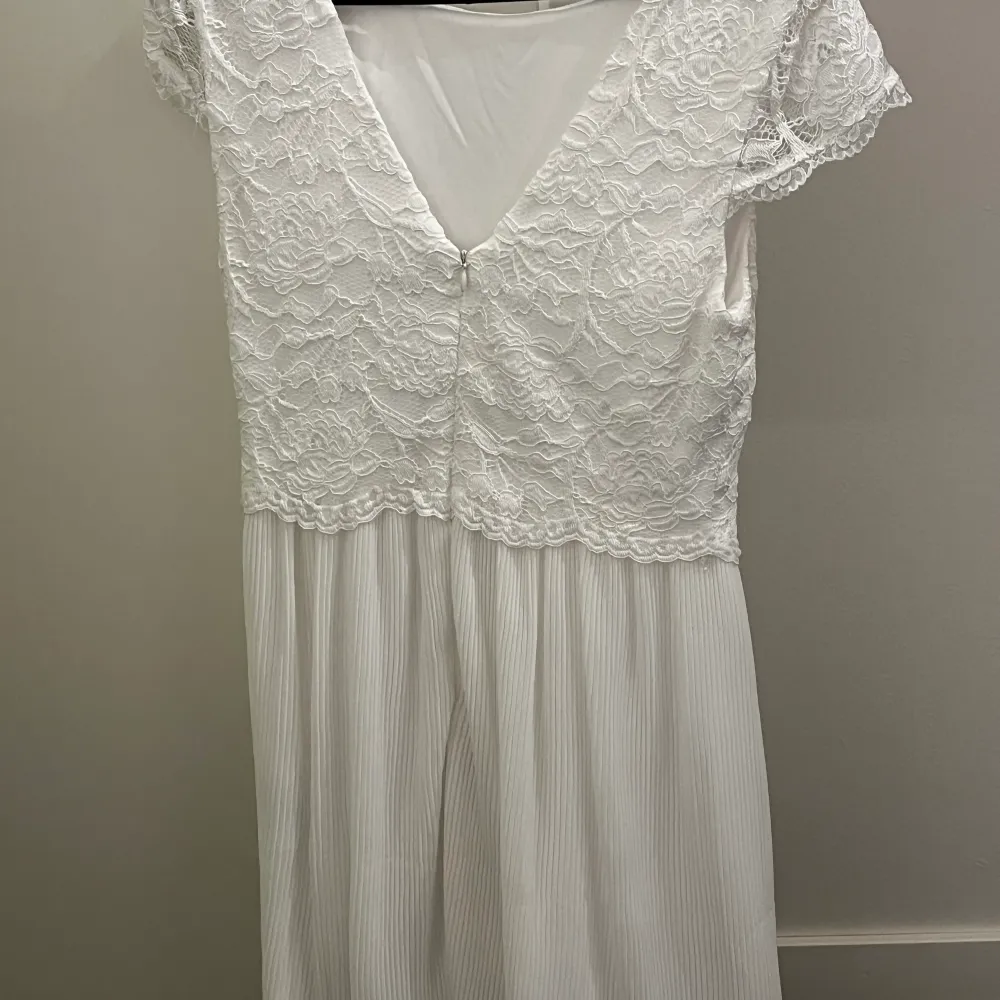 Säljer min jätte fina vita klänning ifrån Nelly vet inte exakt vad jag köpte den för men skulle tro ca 250-300 men säljer för 130 har bara Älvåkra 1 gång och säljer pga den kommer inte till användning Tyvär ❤️ är i storlek 36 (S) men är väldigt stretchig! . Klänningar.