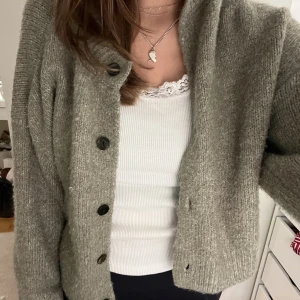 stickad kofta - Grön/beige superfin stickad kofta från Y.A.S köpt på zalando💞 inga större defekter🫶🏼🫶🏼