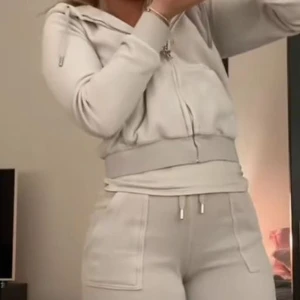 Juicy conture  - Juicy dress i färgen Robertson Classic. Super bra skick knappast använda. Precis så som jag köpte de. Köpta på nk för en vecka sedan men tappat bort kvittot därmed jag inte kan lämna tillbaka.