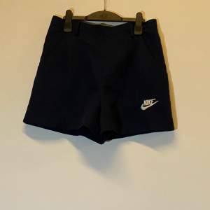 Snygga shorts från Nike i marinblå färg