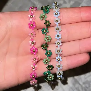 Säljer handgjorda blomarmband av pärlor! Här är några exemplar men självklart kan man ge egna förslag på färg och stil☺️🤍 Armbanden kostar 100 kronor styck🧚🏼 
