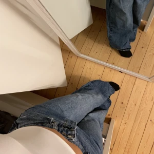 Mörkblåa jeans - Mörkblåa jeans från Gina 💙storlek 36 men passar mig med storlek 34/36. säljer då de var mer baggy än jag trodde när jag köpte dem och inte riktigt min stil. 100kr exklusive frakt🫶🏼