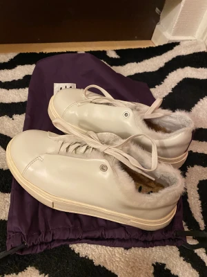 Vita eytys  - Fina vita eytys i mycket bra skick. Köptes begagnat nyligen men de var tyvärr för små för mig, så jag har endast testat dem en gång. Har fler bilder på skorna, skriv i chatten så fixar jag. Skopåse och extra skosnören kommer med. Köparen står för frakt 😇