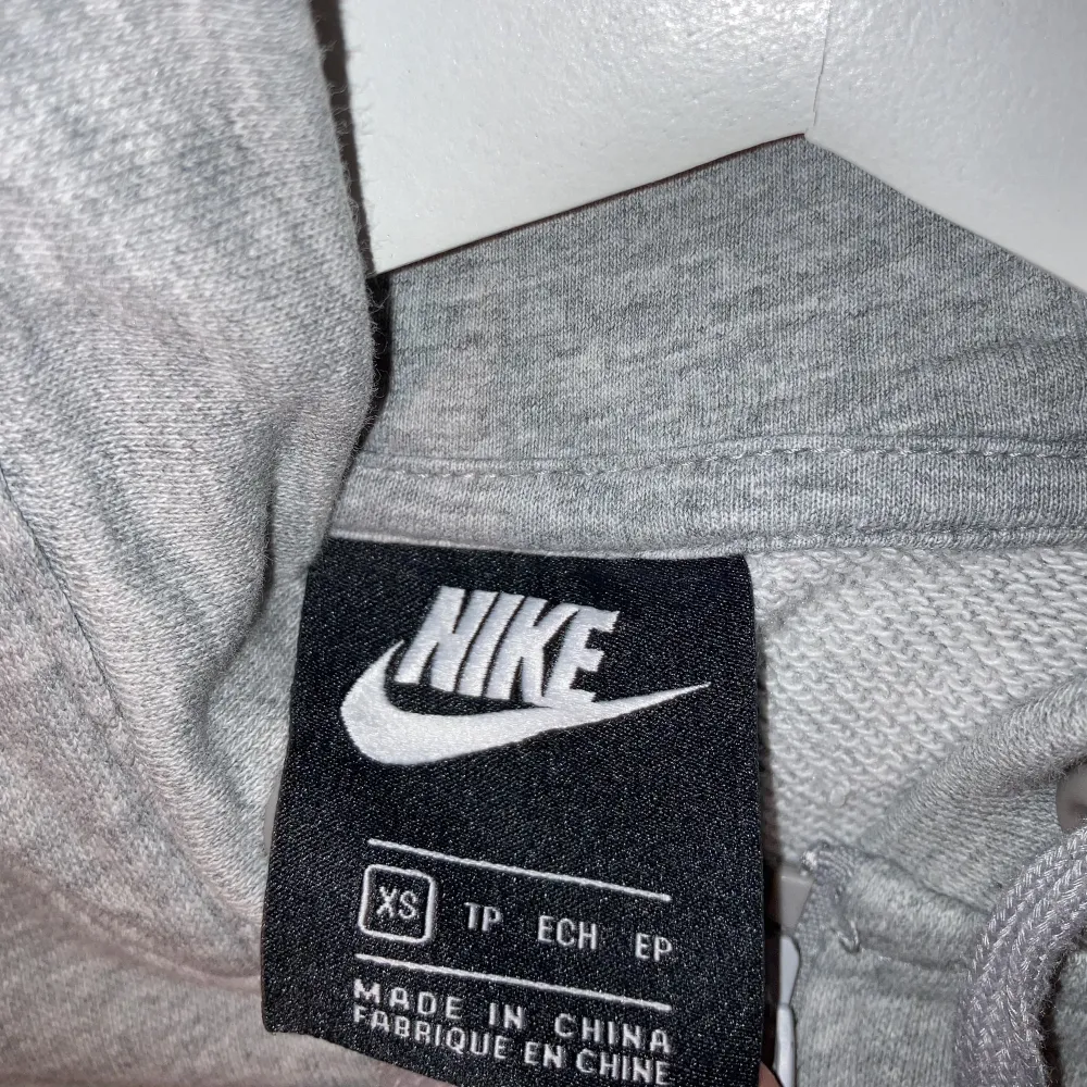 Säljer denna fina Nike tröjan då den ej kommer till användning längre.   Köp inte via köp direkt!!. Hoodies.