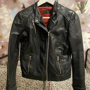 349 - Äkta skinnjacka från WIBES Rock’n Blue. Är i mycket bra skick, använd ett fåtal gånger. 