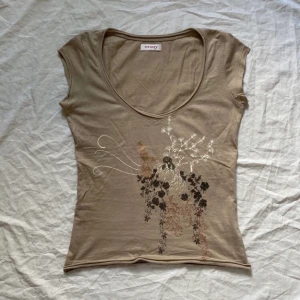 Y2K tröja - Denna sjukt snygga tröja är nu till salu. Den har så snygga detaljer och är perfekt till typ allt.😍 Skriv om ni har några funderingar!