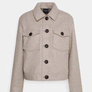 Kappa - Säljer min fina kappa från Vero Moda då den inte kommer till användning för mig längre. Sista bilden är min egna men färger ser annorlunda ut på bilden än i verkligheten. Skriv för fler frågor eller bilder (köpare står för frakt)💗💗