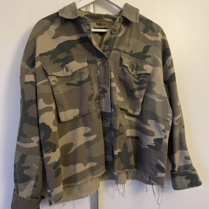 Jeansjacka  - Kamouflage, använd fåtal gånger 