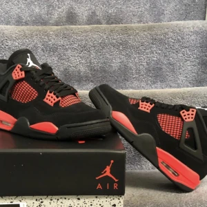 Jordan 4 thunder red  - Hej säljer nu mina Jordan 4 som är äkta har båda box och digitalt kvitto. Skorna är använda ungefär 5 gånger
