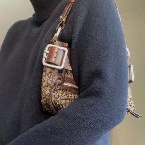 Vintage DKNY  - Väldigt fint skick både utvändigt och invändigt  Säljs likadana på vestiaire collective för 1000kr  Skicka gärna en fråga.